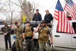 تجمع شبه نظامیان مسلح طرفدار ترامپ مقابل منزل وزیر ایالت میشیگان